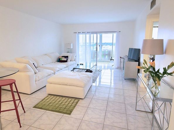 4330 Hillcrest Dr 705, Hollywood FL 33021