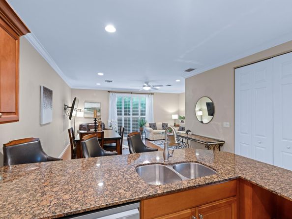 328 W Pine Street 22, Lantana FL 33462