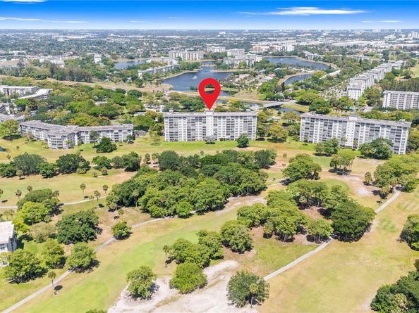575 Oaks Ln 403, Pompano Beach FL 33069