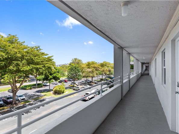 575 Oaks Ln 403, Pompano Beach FL 33069