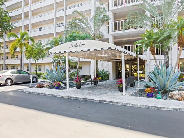 575 Oaks Ln 403, Pompano Beach FL 33069