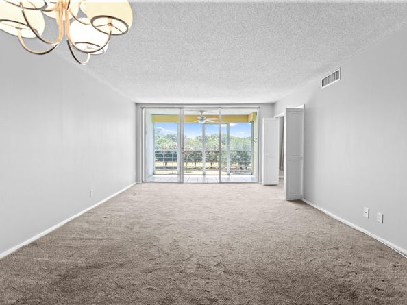 575 Oaks Ln 403, Pompano Beach FL 33069
