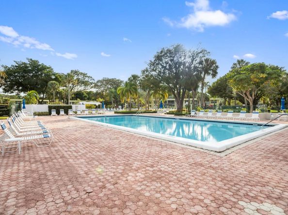 575 Oaks Ln 403, Pompano Beach FL 33069