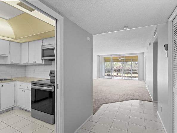 575 Oaks Ln 403, Pompano Beach FL 33069