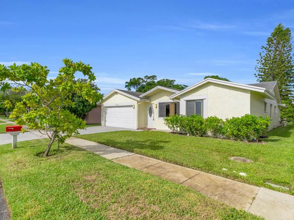 1541 SW 102nd Terrace, Davie FL 33324
