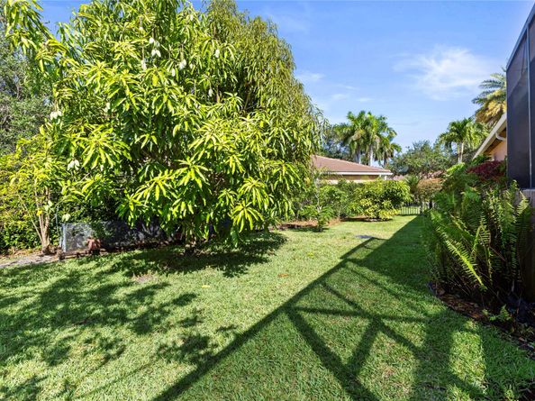 10675 NW 69th PL, Parkland FL 33076