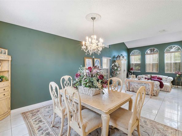 466 E Royal Cove Cir, Davie FL 33325