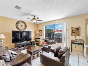 466 E Royal Cove Cir, Davie FL 33325