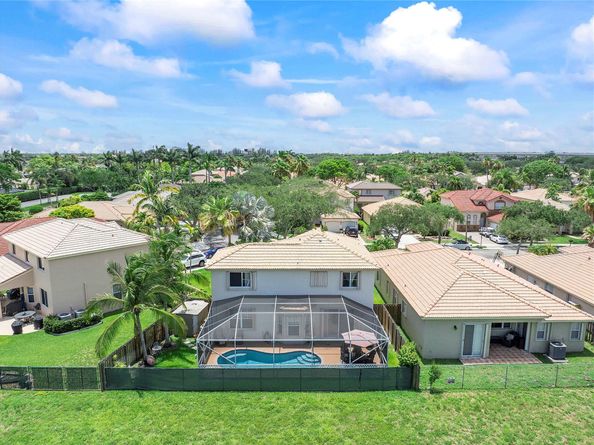 466 E Royal Cove Cir, Davie FL 33325