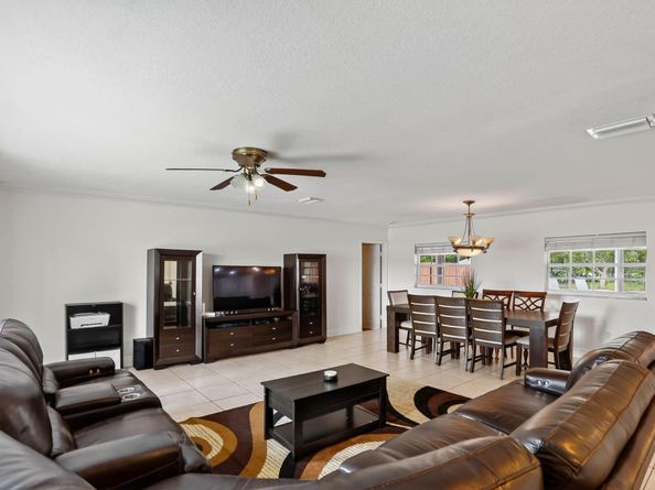 6534 NW 1st St, Margate FL 33063