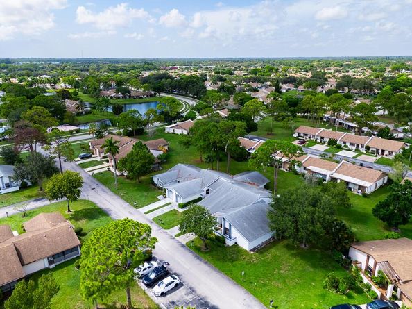 6117 Elsinore Circle, Greenacres FL 33463