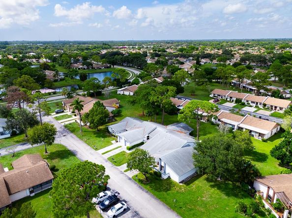 6117 Elsinore Circle, Greenacres FL 33463