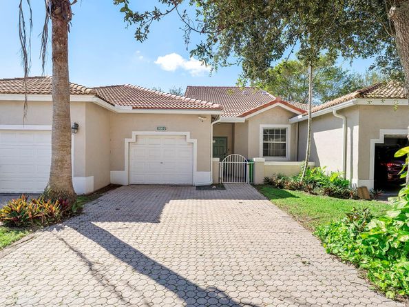 7520 S Aragon Blvd 2, Sunrise FL 33313