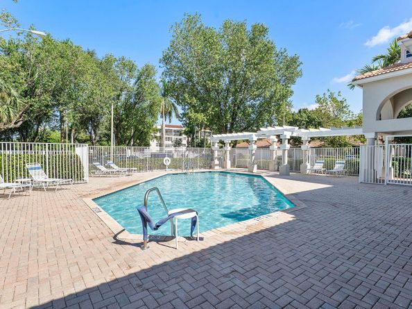 7520 S Aragon Blvd 2, Sunrise FL 33313