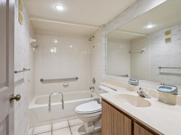 1502 Whitehall Dr 201, Davie FL 33324