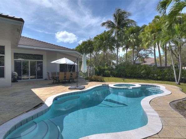 1125 E Waterside Cir, Weston FL 33327