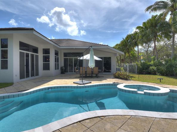 1125 E Waterside Cir, Weston FL 33327