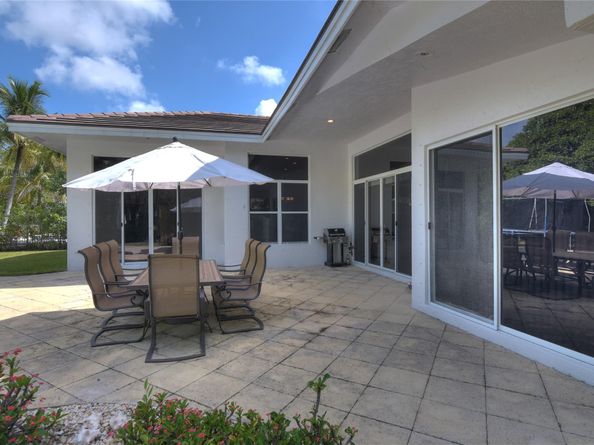 1125 E Waterside Cir, Weston FL 33327