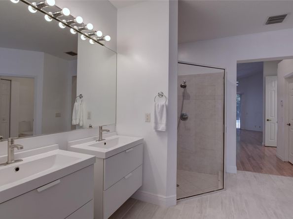 1125 E Waterside Cir, Weston FL 33327