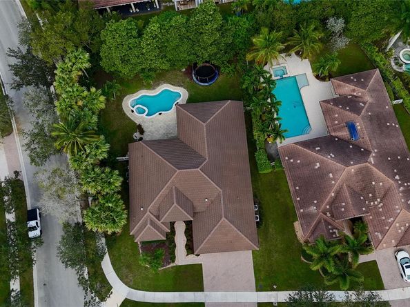 1125 E Waterside Cir, Weston FL 33327