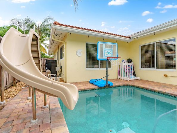 1329 SW 4th Ter, Pompano Beach FL 33060