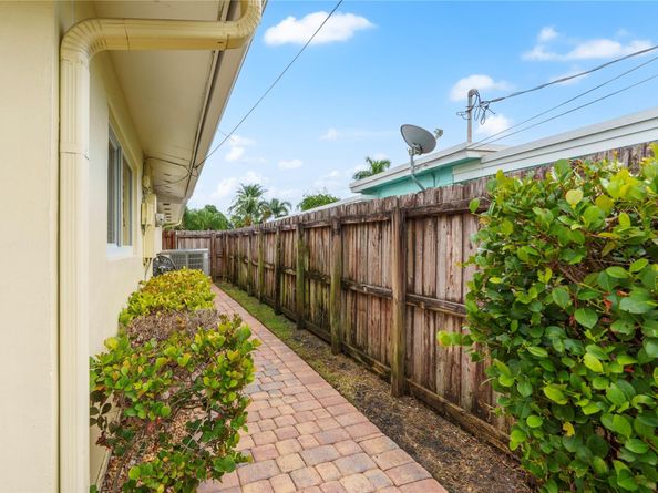 1329 SW 4th Ter, Pompano Beach FL 33060