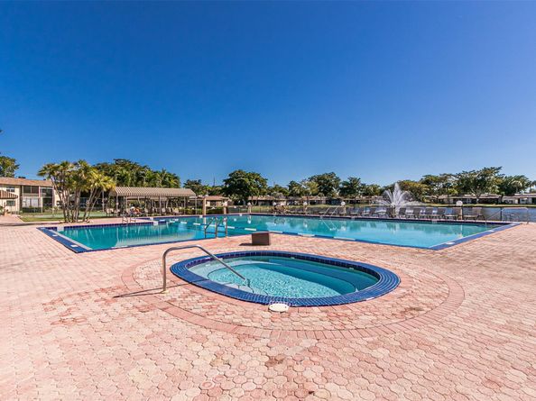 450 Briarwood Cir 2, Hollywood FL 33024