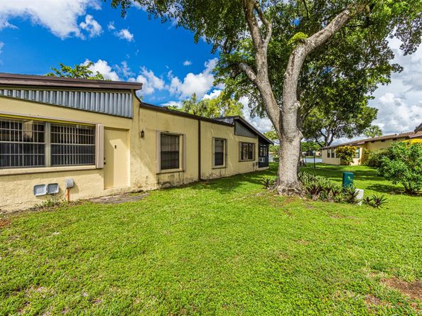 450 Briarwood Cir 2, Hollywood FL 33024