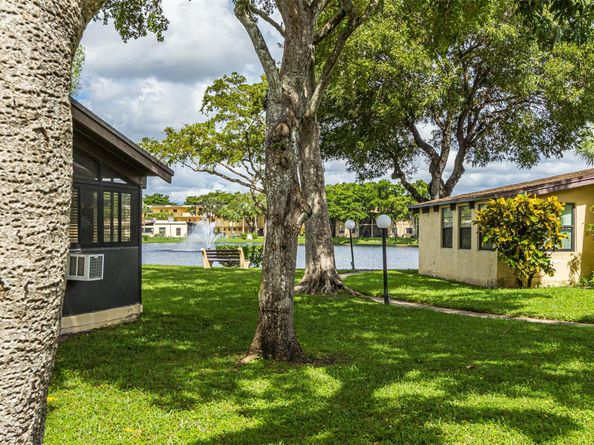 450 Briarwood Cir 2, Hollywood FL 33024