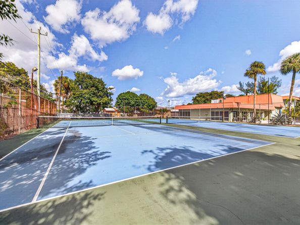 809 W Oakland Park Blvd J5, Oakland Park FL 33311