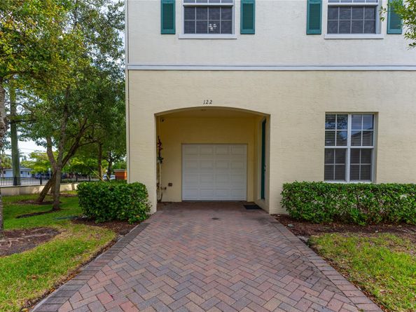 122 SW 7th Ct 122, Pompano Beach FL 33060