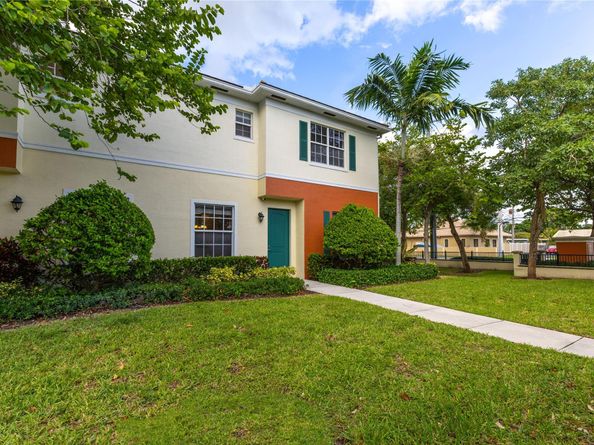 122 SW 7th Ct 122, Pompano Beach FL 33060