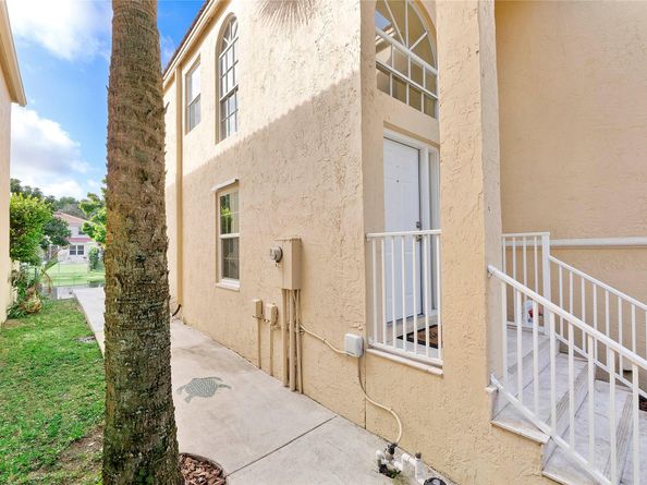 659 NW 88th Dr, Coral Springs FL 33071