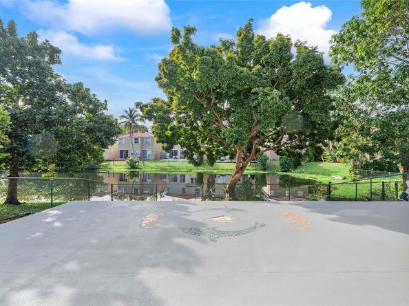 659 NW 88th Dr, Coral Springs FL 33071