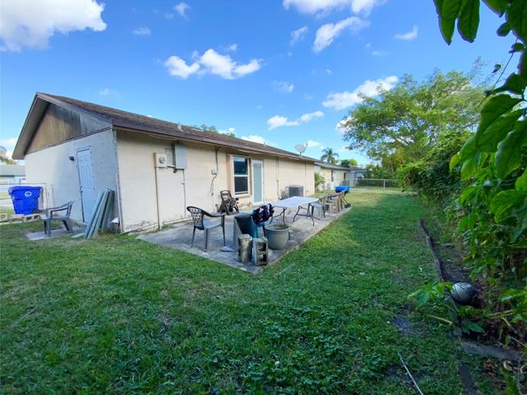 8160 SW 6th St, North Lauderdale FL 33068