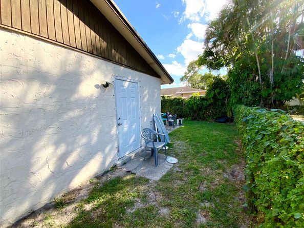 8160 SW 6th St, North Lauderdale FL 33068