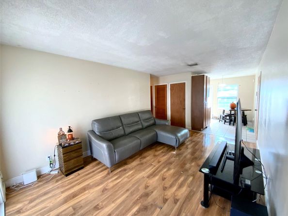 8160 SW 6th St, North Lauderdale FL 33068