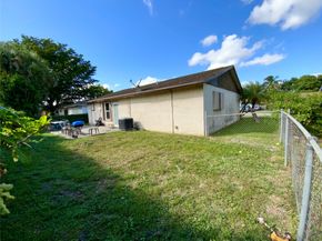 8160 SW 6th St, North Lauderdale FL 33068