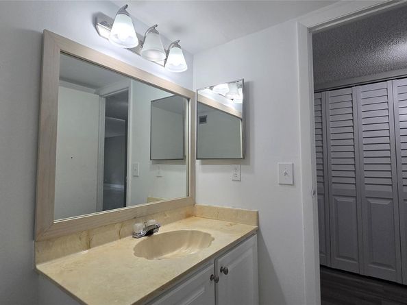 6200 S Falls Circle Dr 105, Lauderhill FL 33319