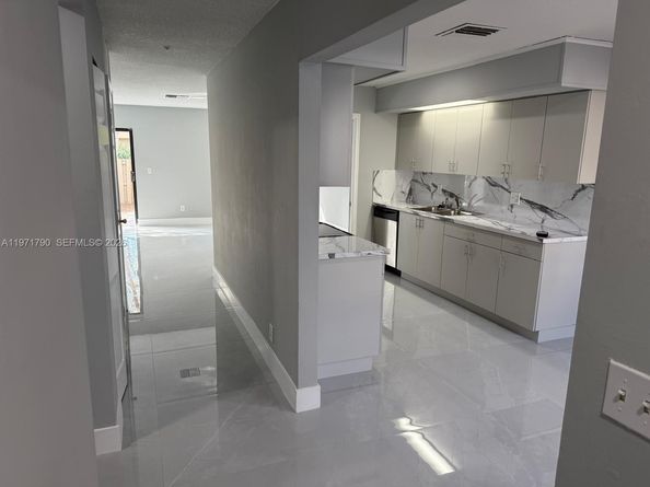 2700 N 34th Avenue I, Hollywood FL 33021