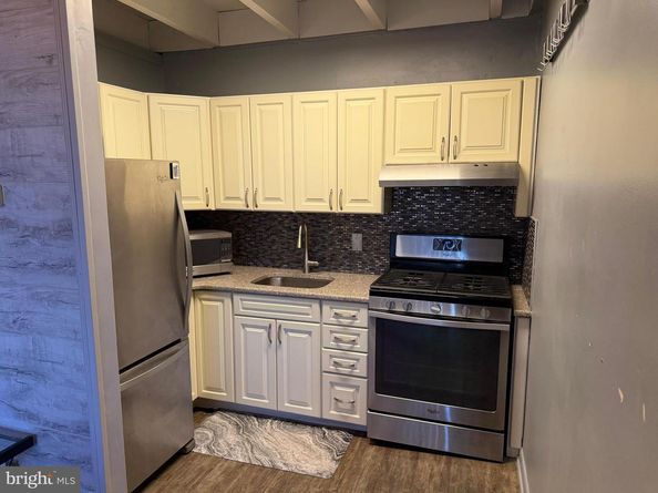 100 E Glenolden Avenue R12, Glenolden PA 19036