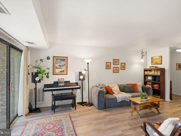 2042 Royal Fern Court 1B, Reston VA 20191