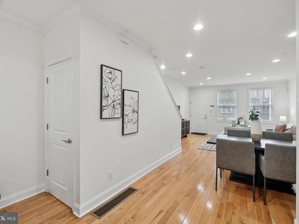 906 S 12TH Street, Philadelphia PA 19147