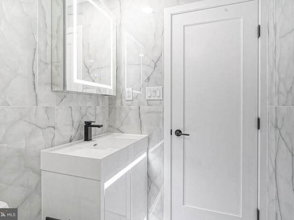 808 Fernon Street, Philadelphia PA 19148