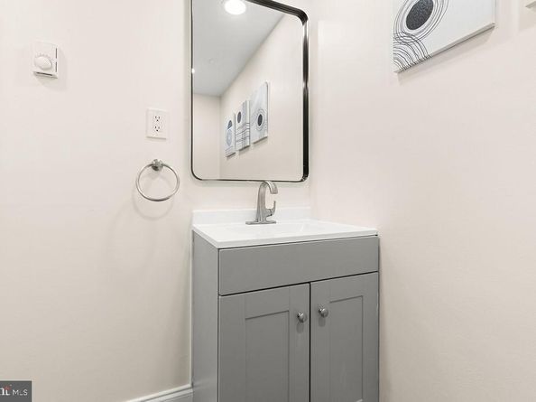 503 S Maple Court, Sterling VA 20164