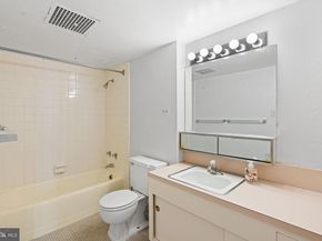 604 S Washington Square 1111, Philadelphia PA 19106