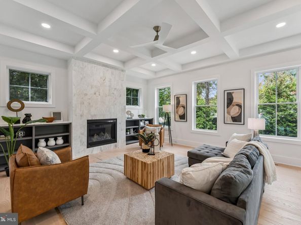 5017 17TH Street N, Arlington VA 22207