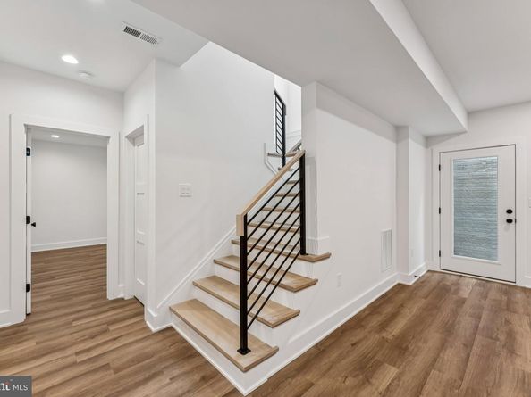 5017 17TH Street N, Arlington VA 22207