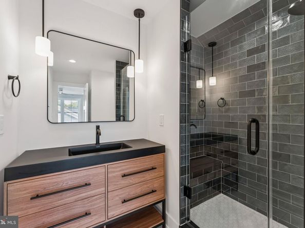 5017 17TH Street N, Arlington VA 22207