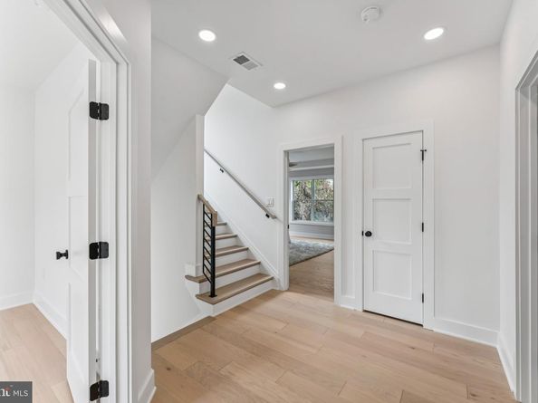 5017 17TH Street N, Arlington VA 22207